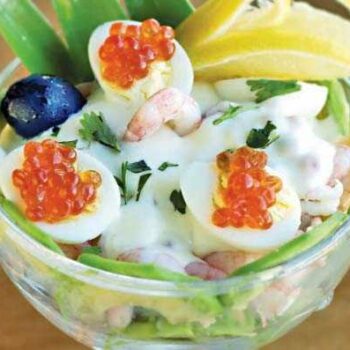 Вкусный салат с креветками и авокадо