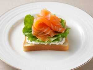 Бутерброды с красной рыбой, листом салата и сыром